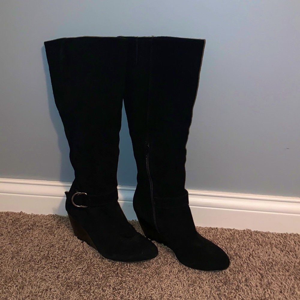 Black wedged suede boots